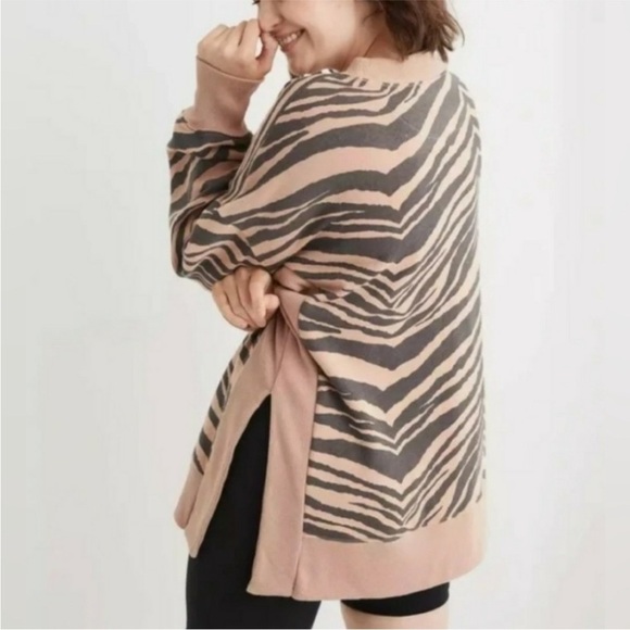 Aerie Split Hem Black & Tan Tiger Sweatshirt NEW size small - Picture 2 of 8